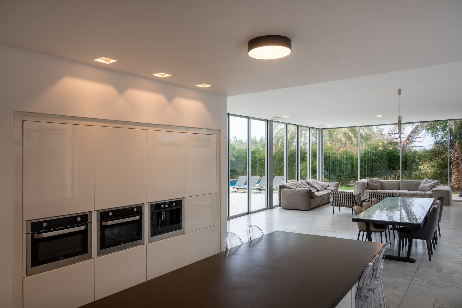 Glass pavilion house, photographed by Re-Capture